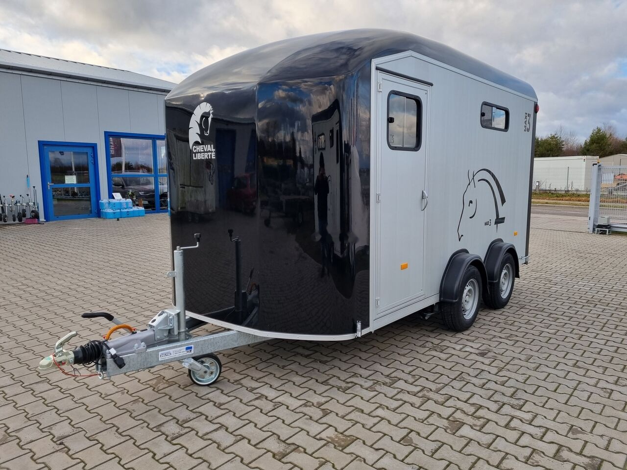 Cheval Liberté Maxi 3 Minimax trailer for 3 horses GVW 3500kg tack room saddle - عربة نقل خيل: صور 5 Cheval Liberté Maxi 3 Minimax trailer for 3 horses GVW 3500kg tack room saddle - عربة نقل خيل: صور 5