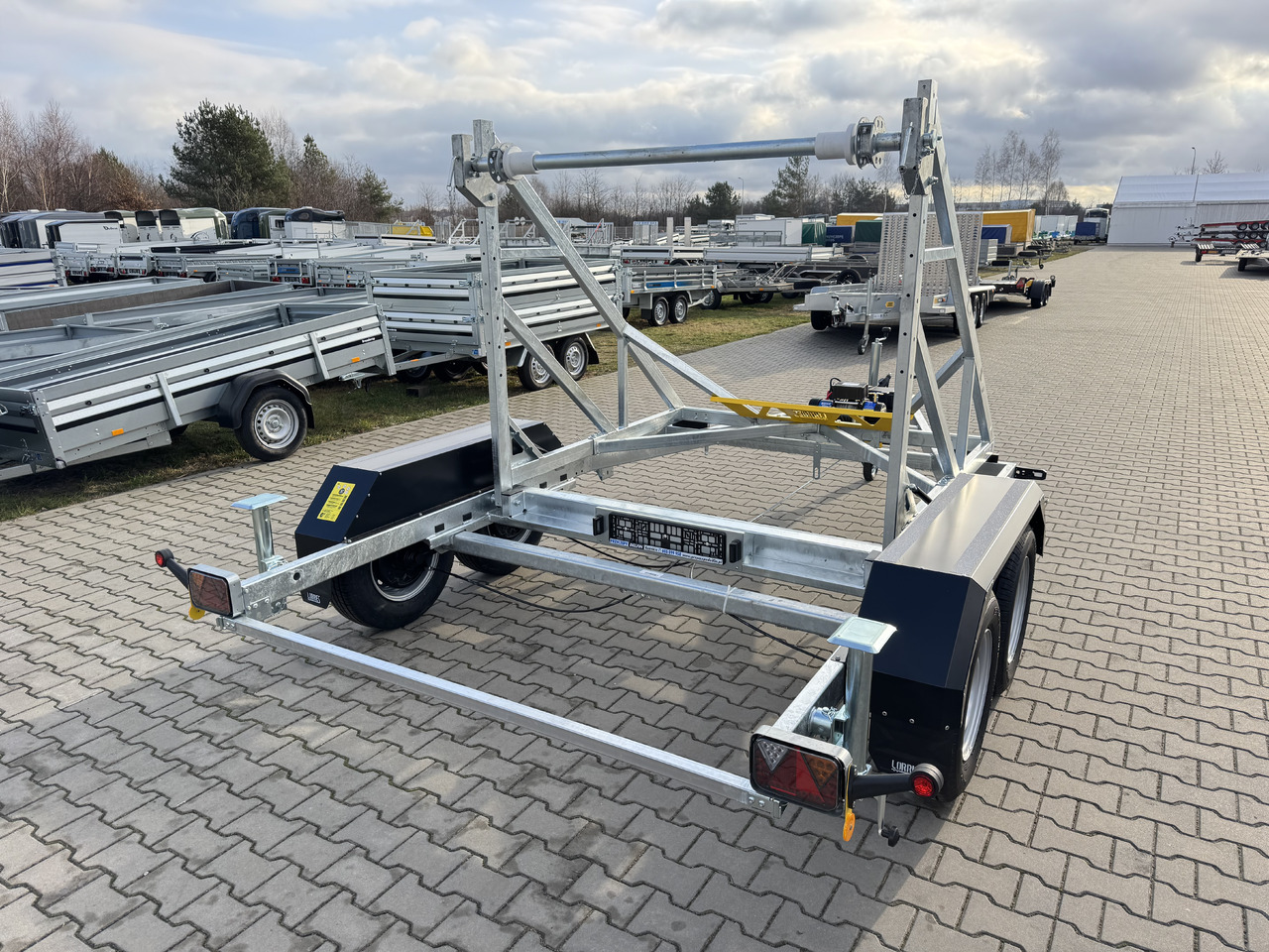 LORRIES TPB35-4925 + wciągarka elektryczna | 3500kg - مقطورة بكرة الكابل: صور 4 LORRIES TPB35-4925 + wciągarka elektryczna | 3500kg - مقطورة بكرة الكابل: صور 4