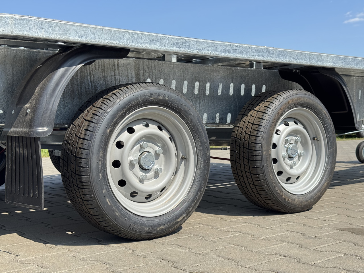 NIEWIADÓW Jupiter 4.5 - 450 x 210 cm / 2700 kg - شاحنة نقل سيارات مقطورة: صور 3 NIEWIADÓW Jupiter 4.5 - 450 x 210 cm / 2700 kg - شاحنة نقل سيارات مقطورة: صور 3