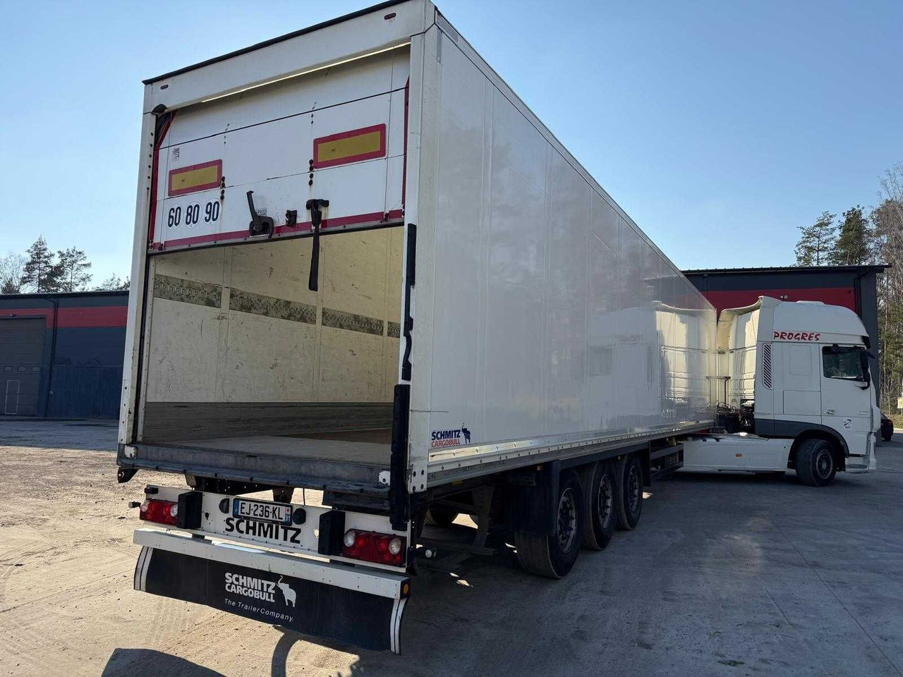 Schmitz Izoterma Kontener Box, 2017r, roleta , 481083 km , z Francji - بصندوق مغلق نصف مقطورة: صور 1 Schmitz Izoterma Kontener Box, 2017r, roleta , 481083 km , z Francji - بصندوق مغلق نصف مقطورة: صور 1