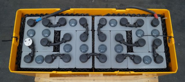 Hawker unknown | Battery 24V560Ah 4PZV560 year 2020 weight 515 kg Battery 24V560Ah 4PZV560 year 2020 weight 515 kg - البطارية - معدات المناولة: صور 2 Hawker unknown | Battery 24V560Ah 4PZV560 year 2020 weight 515 kg Battery 24V560Ah 4PZV560 year 2020 weight 515 kg - البطارية - معدات المناولة: صور 2