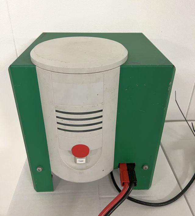 Hoppecke unknown | Trak mini 24V30A 230v Year unknown 80A Rema battery connecto Trak mini 24V30A 230v Year unknown 80A Rema battery connector - البطارية - معدات المناولة: صور 1 Hoppecke unknown | Trak mini 24V30A 230v Year unknown 80A Rema battery connecto Trak mini 24V30A 230v Year unknown 80A Rema battery connector - البطارية - معدات المناولة: صور 1