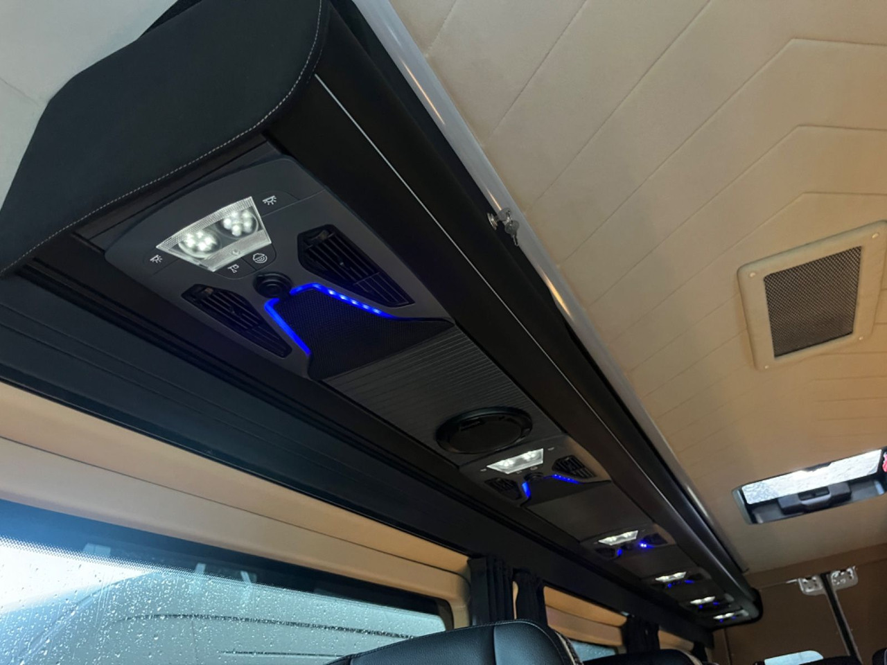 تأجير  Mercedes-Benz Sprinter 519 AWD 4x4 TOURIST  / 21 to 24 Seats Mercedes-Benz Sprinter 519 AWD 4x4 TOURIST  / 21 to 24 Seats: صور 18