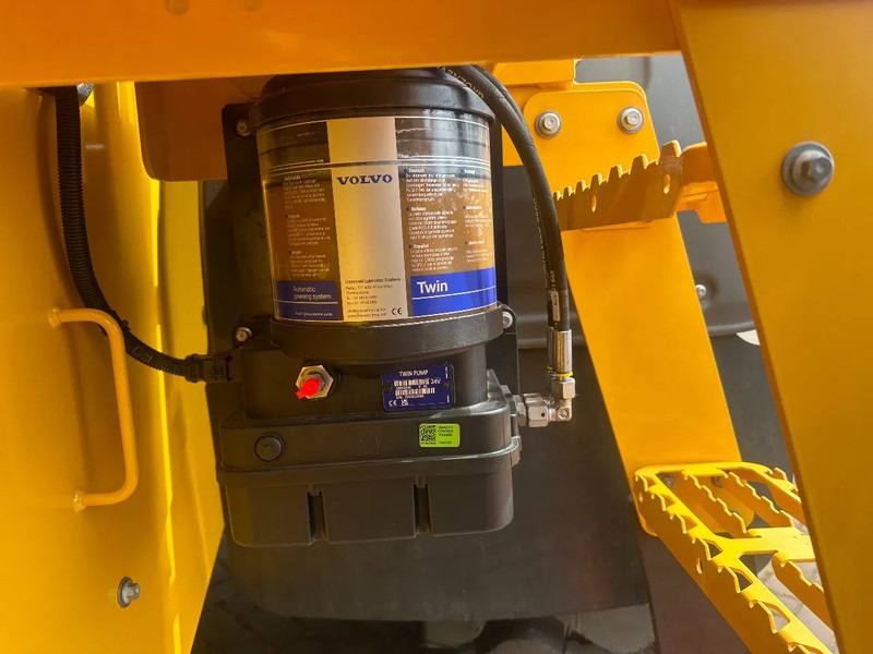 اللودر بعجل جديد Volvo L90 H2 2025: صور 18