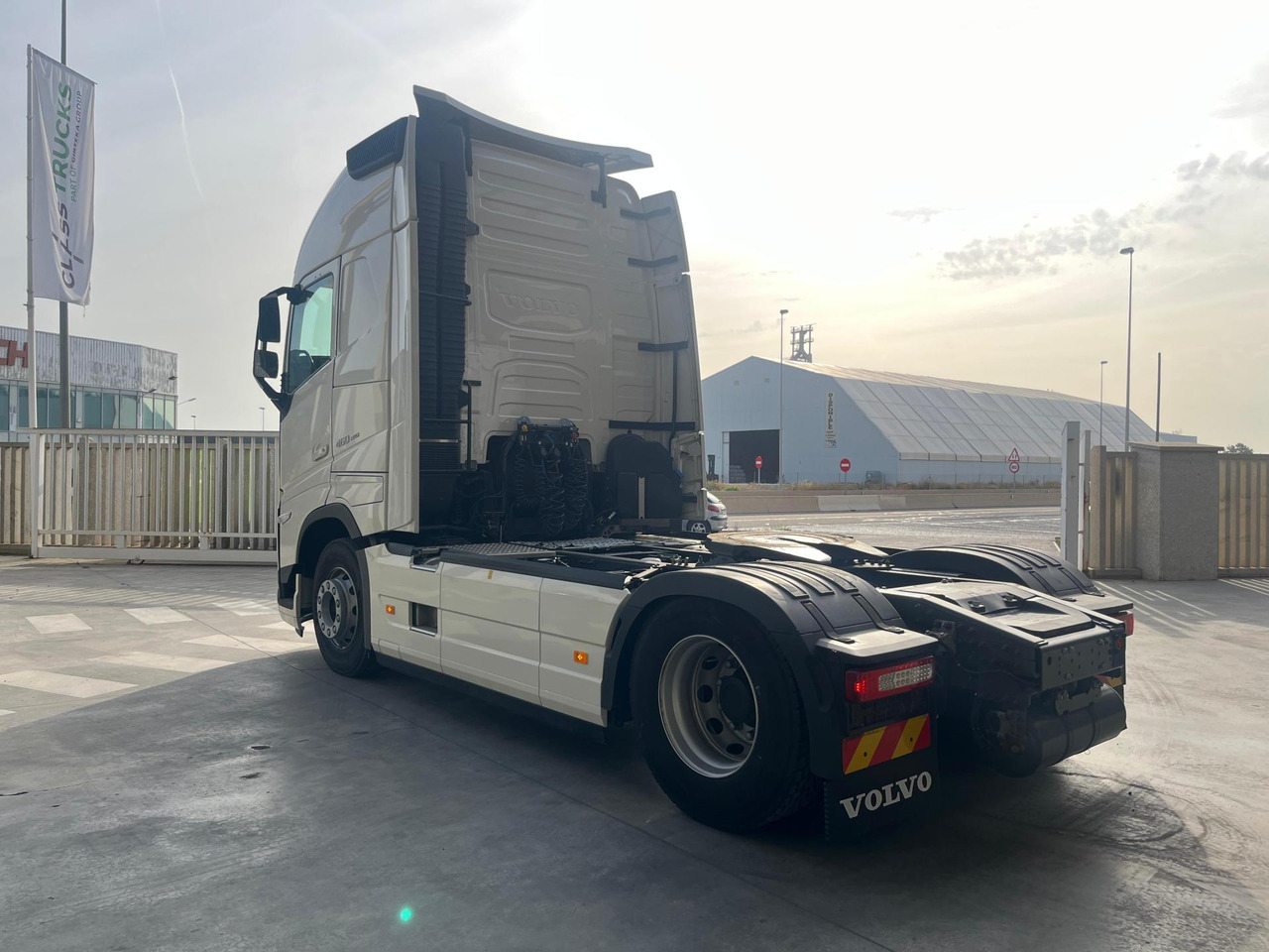 Volvo FH 460 Globetrotter XL i-Save I-ParkCool - شاحنة جرار: صور 4 Volvo FH 460 Globetrotter XL i-Save I-ParkCool - شاحنة جرار: صور 4