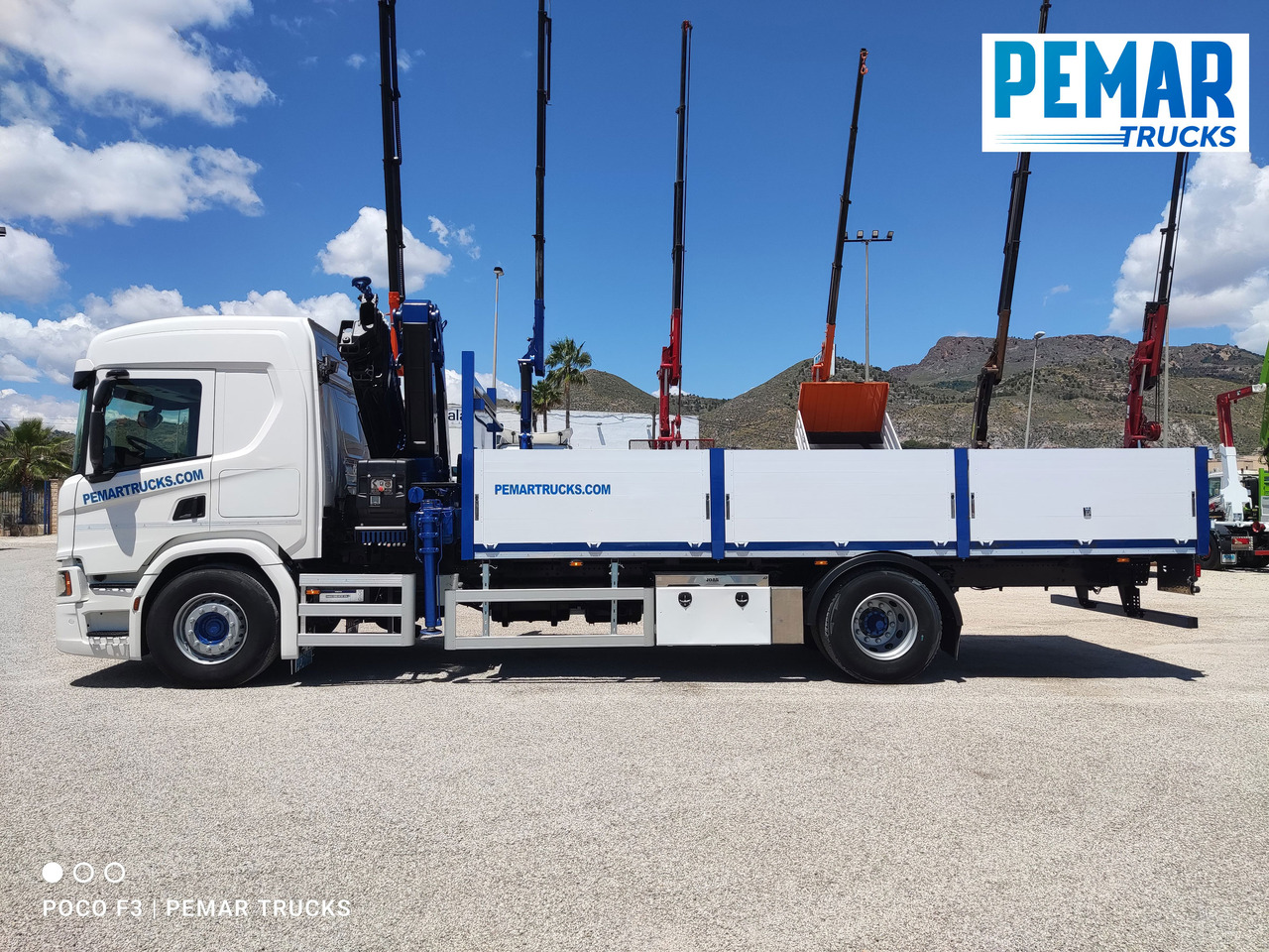 شاحنات مسطحة, شاحنة كرين SCANIA P 370 4X2 GRUA CAJA FIJA: صور 9