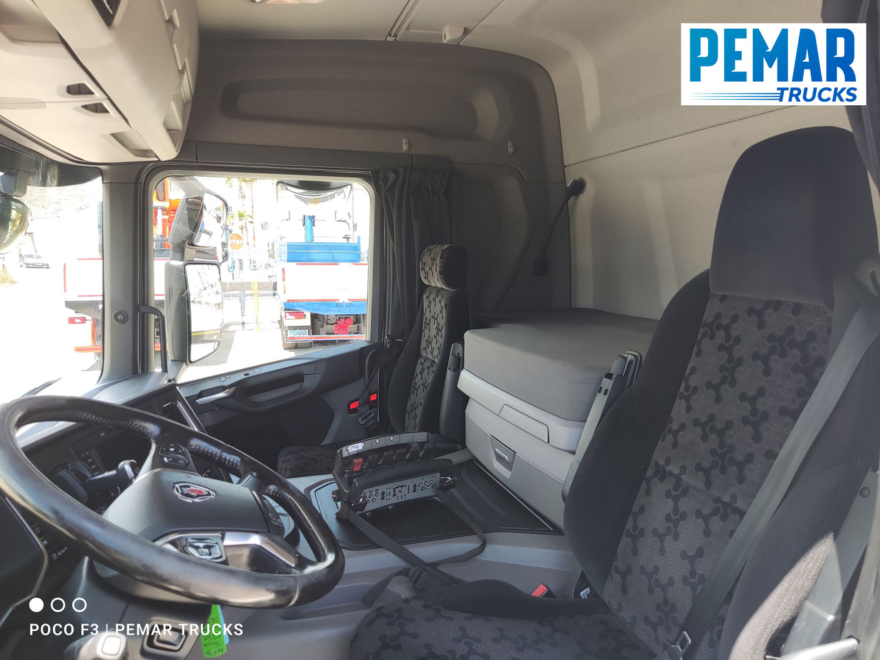 شاحنات مسطحة, شاحنة كرين SCANIA P 370 4X2 GRUA CAJA FIJA: صور 29