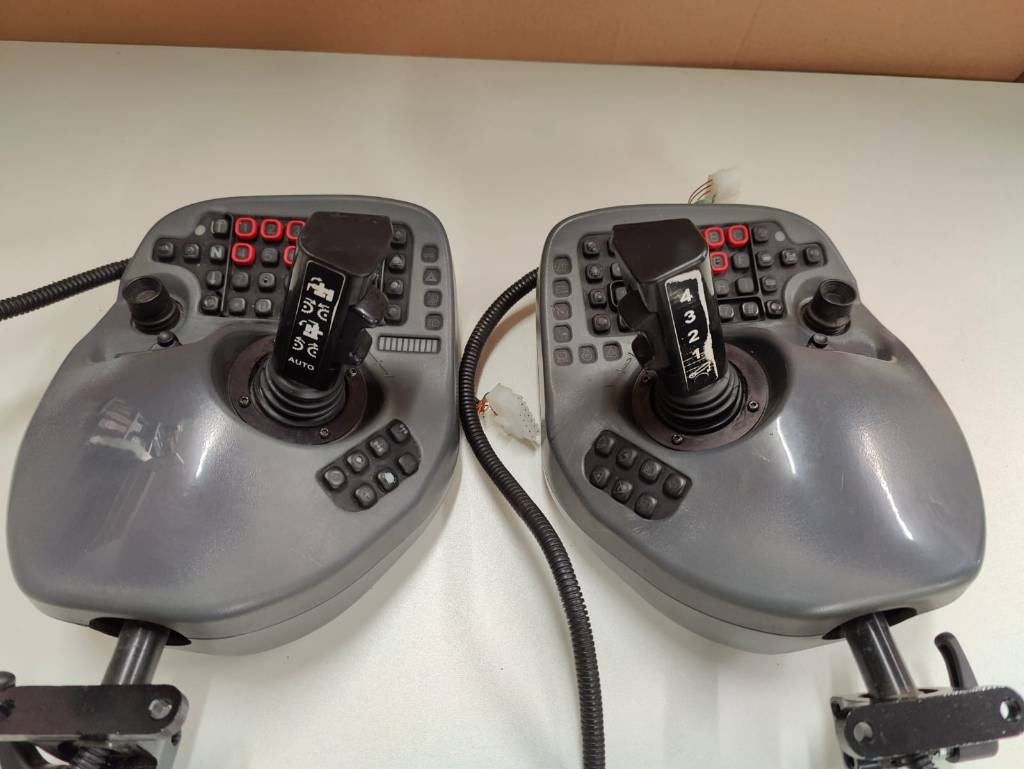 Komatsu Joysticks - النظام الكهربائي - معدات الغابات: صور 2 Komatsu Joysticks - النظام الكهربائي - معدات الغابات: صور 2