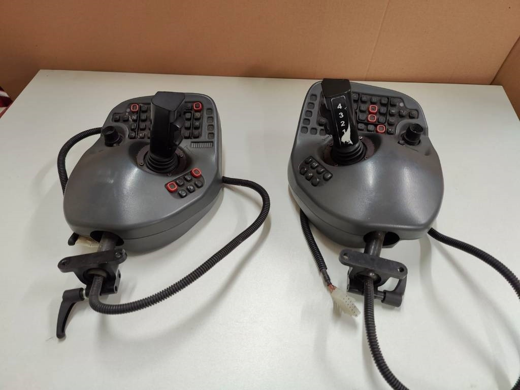 Komatsu Joysticks - النظام الكهربائي - معدات الغابات: صور 5 Komatsu Joysticks - النظام الكهربائي - معدات الغابات: صور 5