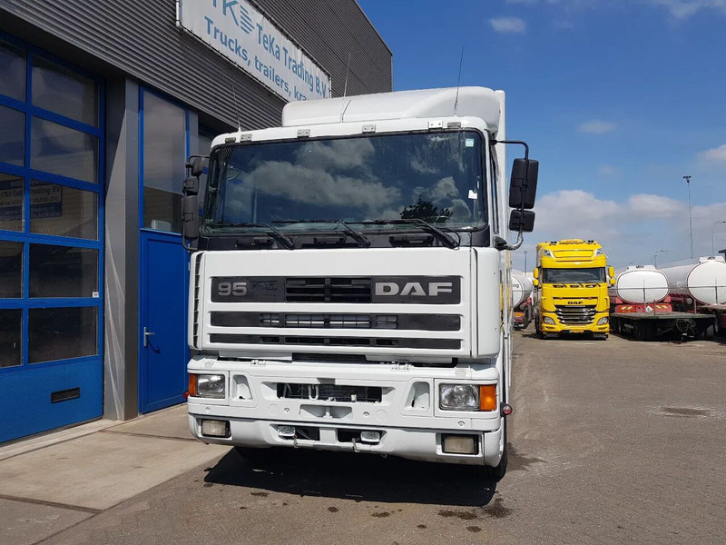 DAF 95.350 Paardenwagen met zitverblijf 7 paarden 7 horses - شاحنة نقل خيل: صور 2 DAF 95.350 Paardenwagen met zitverblijf 7 paarden 7 horses - شاحنة نقل خيل: صور 2