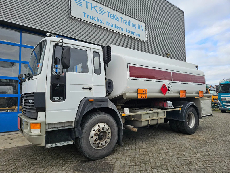 Volvo F S7 18 HOBUR 14.800 Liter 3 Compartments Steel Manual - شاحنة صهريج: صور 1 Volvo F S7 18 HOBUR 14.800 Liter 3 Compartments Steel Manual - شاحنة صهريج: صور 1