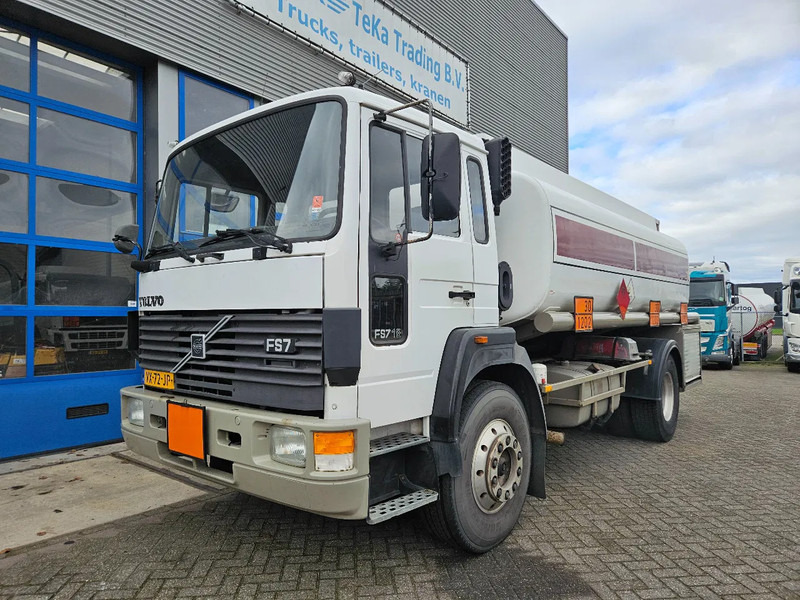 Volvo F S7 18 HOBUR 14.800 Liter 3 Compartments Steel Manual - شاحنة صهريج: صور 2 Volvo F S7 18 HOBUR 14.800 Liter 3 Compartments Steel Manual - شاحنة صهريج: صور 2