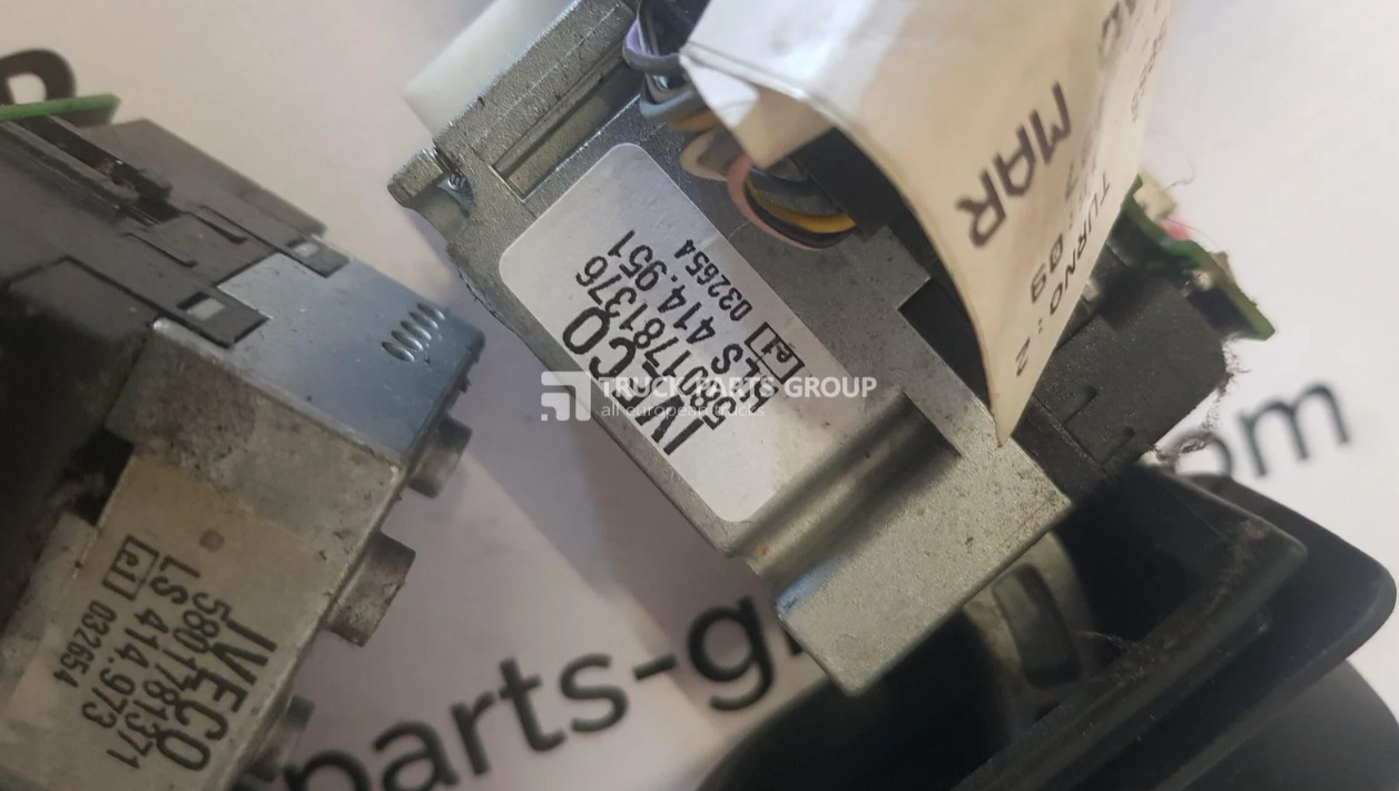 IVECO IVECO STRALIS EURO6 understeering switch control units 41223123, 5801781371, 5801781376, 5802518451. - مفتاح عمود التوجيه - شاحنة: صور 4 IVECO IVECO STRALIS EURO6 understeering switch control units 41223123, 5801781371, 5801781376, 5802518451. - مفتاح عمود التوجيه - شاحنة: صور 4