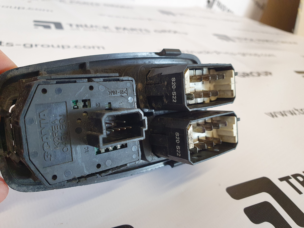 SCANIA SCANIA EURO 3 P, G, R, T series windows control unit, left + right side, windows winder, mirrors regulator switch, windows open button, driver + passenger 1469149, 1445793, 1863515, 1746398, 1863514, - النظام الكهربائي - شاحنة: صور 4 SCANIA SCANIA EURO 3 P, G, R, T series windows control unit, left + right side, windows winder, mirrors regulator switch, windows open button, driver + passenger 1469149, 1445793, 1863515, 1746398, 1863514, - النظام الكهربائي - شاحنة: صور 4