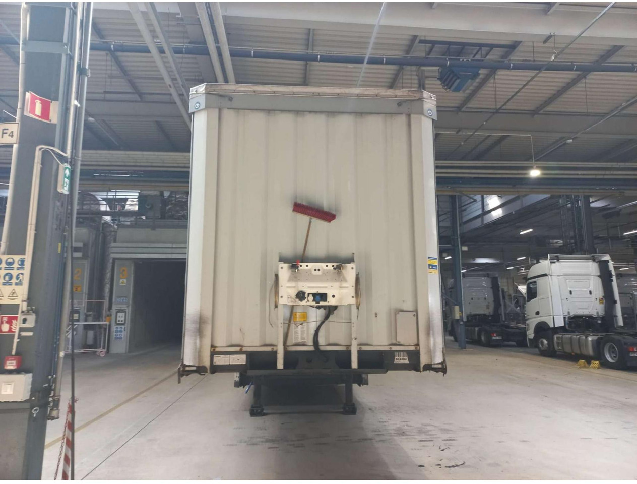 2018 Krone SDP Profi Liner Standard Lifting Axle - الخيمة نصف مقطورة: صور 1 2018 Krone SDP Profi Liner Standard Lifting Axle - الخيمة نصف مقطورة: صور 1