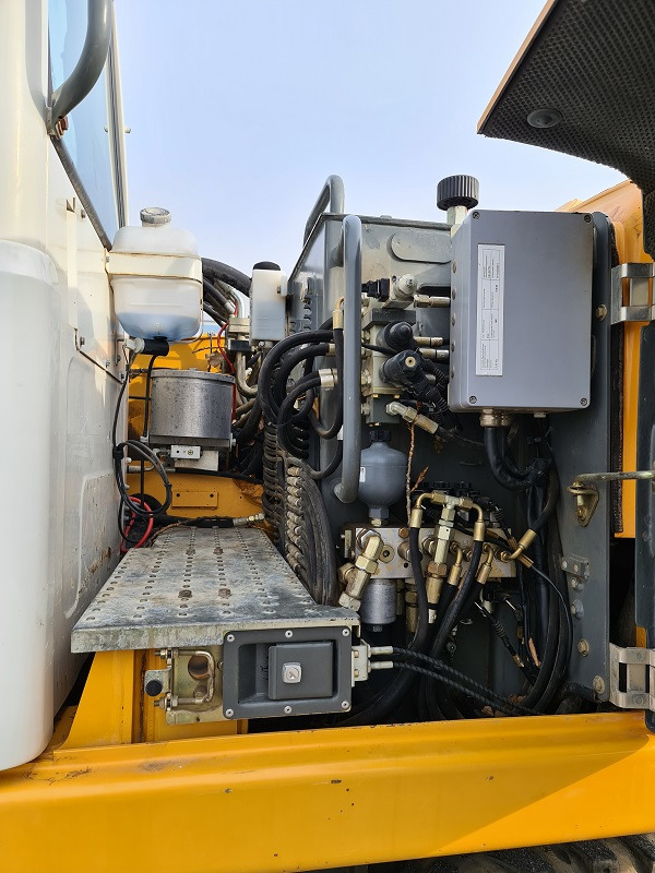 آلات البناء LIEBHERR A316: صور 15