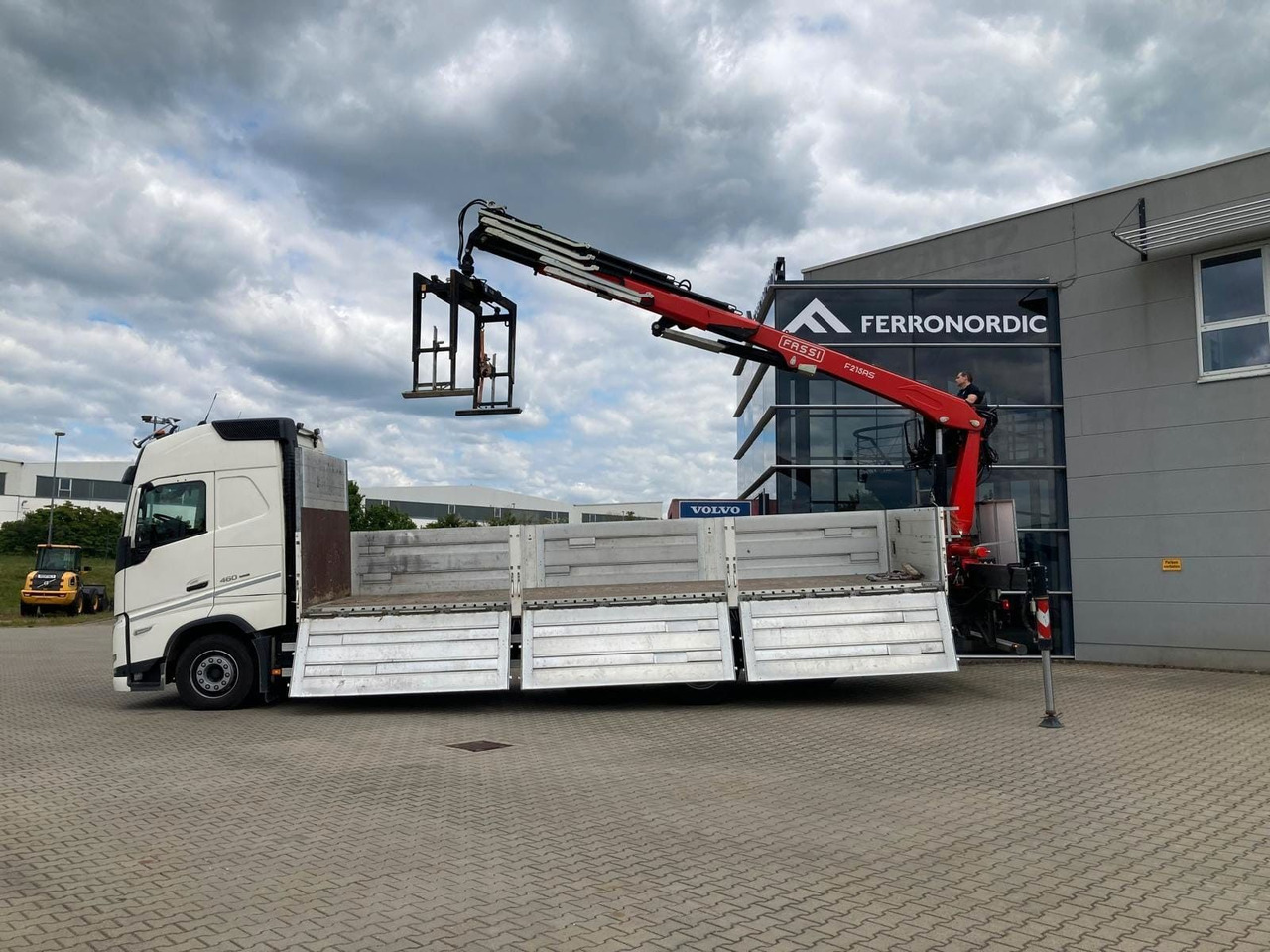 Volvo FH460 8x2 TRIDEM VLA&NLA gelenkt*FASSI F215AS.24 - شاحنة كرين: صور 2 Volvo FH460 8x2 TRIDEM VLA&NLA gelenkt*FASSI F215AS.24 - شاحنة كرين: صور 2