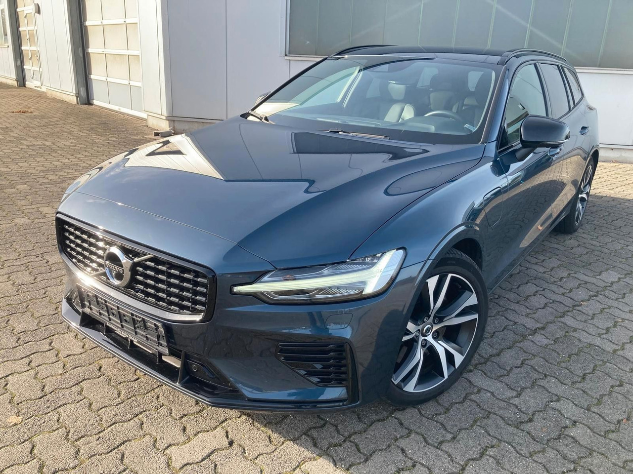 Volvo V60 T8 R Design Recharge Plug-In Hybrid AWD - سيارة ستيشن: صور 1 Volvo V60 T8 R Design Recharge Plug-In Hybrid AWD - سيارة ستيشن: صور 1