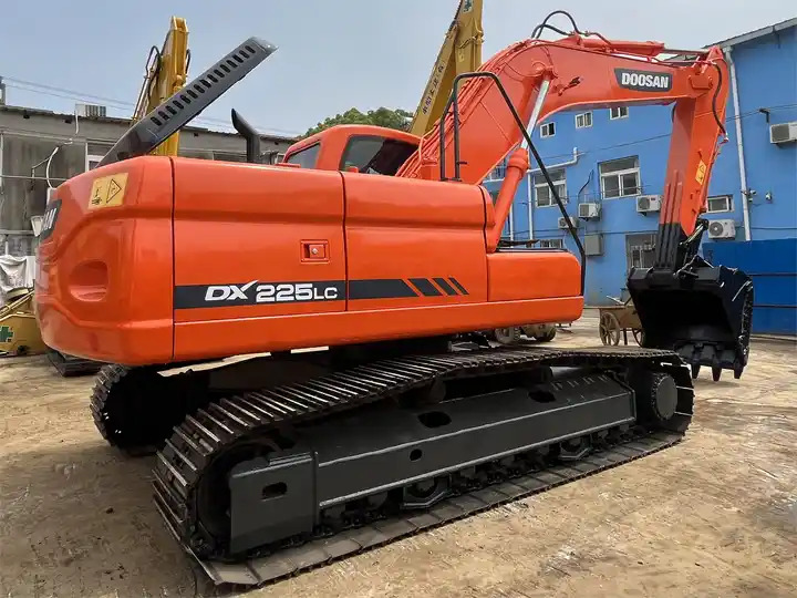20 ton heavy machine used excavator digger doosan dx225lc with good performance - حفارات زحافة: صور 4 20 ton heavy machine used excavator digger doosan dx225lc with good performance - حفارات زحافة: صور 4