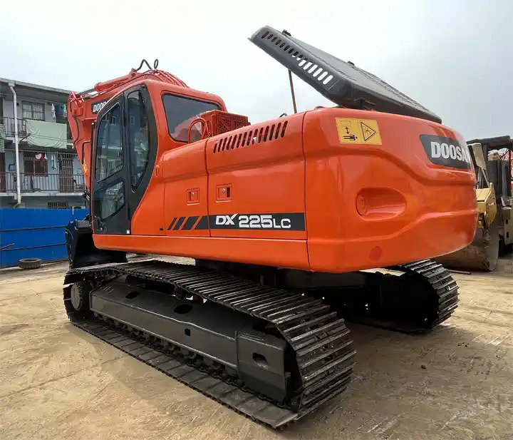 90% new Used Doosan dx225 excavator on sale with manual engine made in Korea - حفارات زحافة: صور 5 90% new Used Doosan dx225 excavator on sale with manual engine made in Korea - حفارات زحافة: صور 5