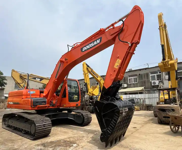 90% new Used Doosan dx225 excavator on sale with manual engine made in Korea - حفارات زحافة: صور 3 90% new Used Doosan dx225 excavator on sale with manual engine made in Korea - حفارات زحافة: صور 3