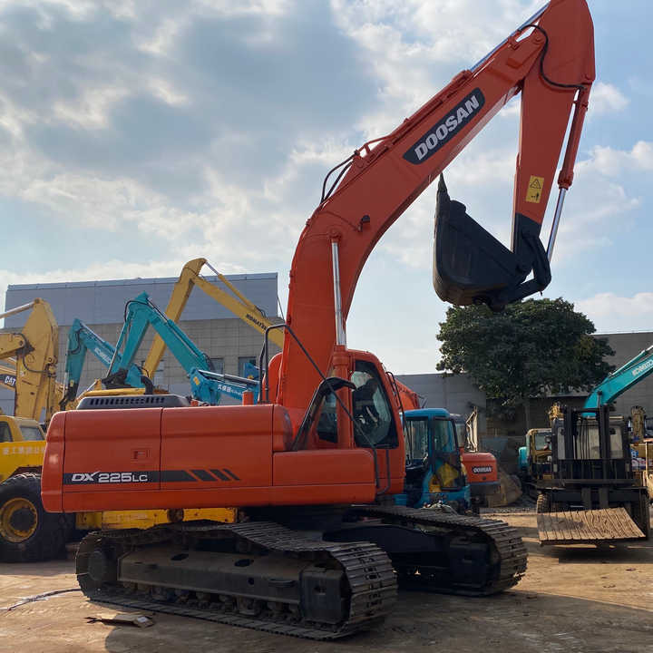 Best Selling DOOSAN excavator machine construction used machinery equipment dx225 DX60 DX70 DH60 DH220 used excavators in stock - حفارة: صور 1 Best Selling DOOSAN excavator machine construction used machinery equipment dx225 DX60 DX70 DH60 DH220 used excavators in stock - حفارة: صور 1