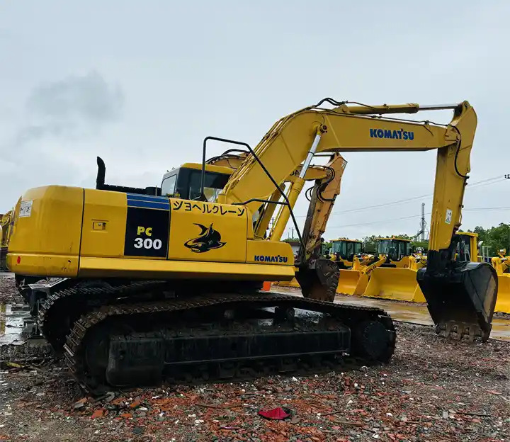 Favorable Price Japan Original Good Working Condition Used Komatsu Pc300-7 Tracked Excavator In Shanghai - حفارات زحافة: صور 1 Favorable Price Japan Original Good Working Condition Used Komatsu Pc300-7 Tracked Excavator In Shanghai - حفارات زحافة: صور 1