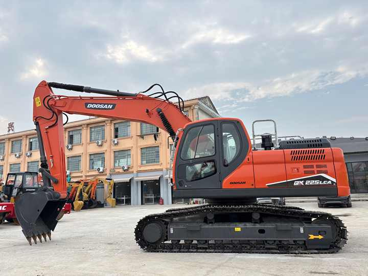 Good Quality Original 23ton Doosan DX225LCA Used Large Excavators for Sale at Low Price Secondhand Doosan225LCA Heavy Digger - حفارات زحافة: صور 4 Good Quality Original 23ton Doosan DX225LCA Used Large Excavators for Sale at Low Price Secondhand Doosan225LCA Heavy Digger - حفارات زحافة: صور 4