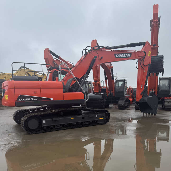 Good Quality Original 23ton Doosan DX225LCA Used Large Excavators for Sale at Low Price Secondhand Doosan225LCA Heavy Digger - حفارات زحافة: صور 1 Good Quality Original 23ton Doosan DX225LCA Used Large Excavators for Sale at Low Price Secondhand Doosan225LCA Heavy Digger - حفارات زحافة: صور 1