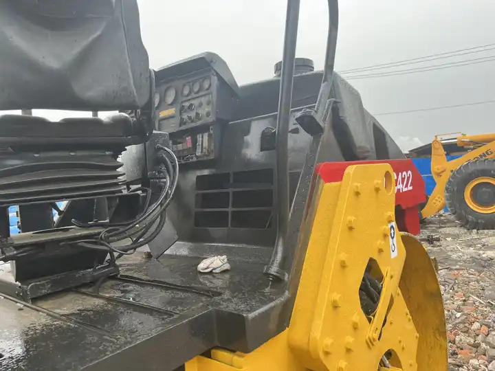 High Quality Used Industrial Compactor Machine Dynapac Cc 422 Hydraulic Vibrating Road Roller For Sale With High Quality - مدحلة الأسفلت: صور 5 High Quality Used Industrial Compactor Machine Dynapac Cc 422 Hydraulic Vibrating Road Roller For Sale With High Quality - مدحلة الأسفلت: صور 5