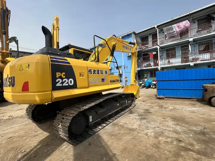 Hot sell japan origin used 20Ton komatsu Excavator PC 220-8/ pc 200-8 in stock for sale - حفارات زحافة: صور 4 Hot sell japan origin used 20Ton komatsu Excavator PC 220-8/ pc 200-8 in stock for sale - حفارات زحافة: صور 4