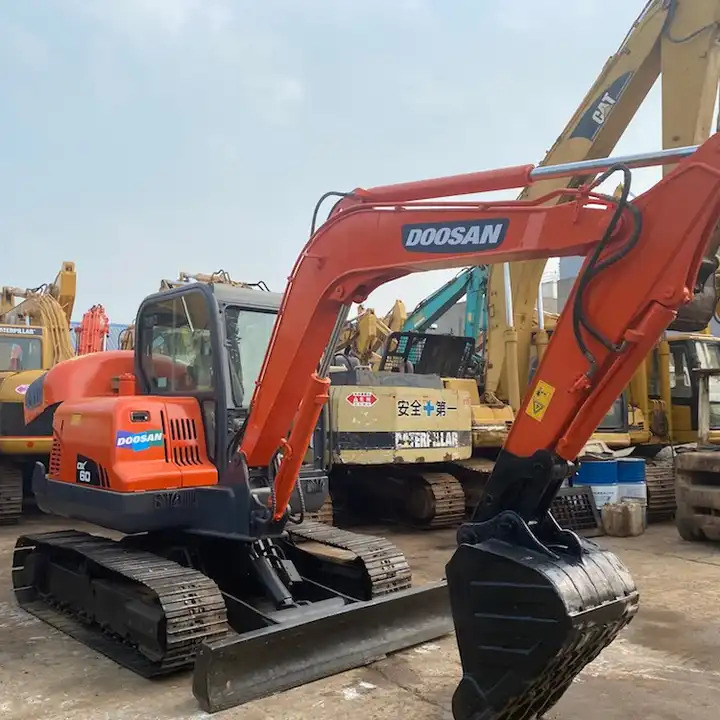 Used Doosan 6ton dx60 dx55 dx75 excavator made in Korea - حفارات زحافة: صور 1 Used Doosan 6ton dx60 dx55 dx75 excavator made in Korea - حفارات زحافة: صور 1