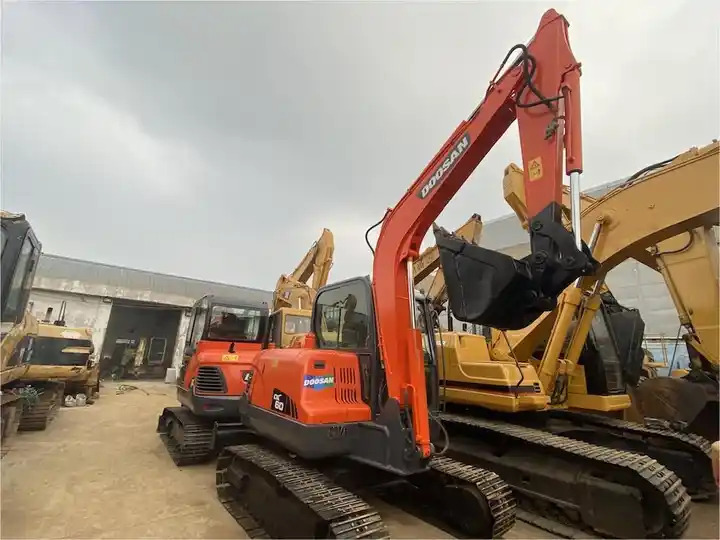 Used Doosan 6ton dx60 dx55 dx75 excavator made in Korea - حفارات زحافة: صور 3 Used Doosan 6ton dx60 dx55 dx75 excavator made in Korea - حفارات زحافة: صور 3