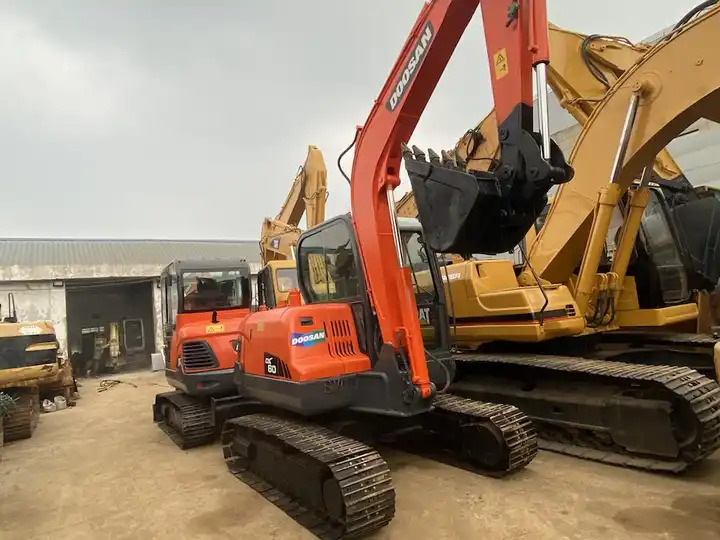 Used Doosan 6ton dx60 dx55 dx75 excavator made in Korea - حفارات زحافة: صور 4 Used Doosan 6ton dx60 dx55 dx75 excavator made in Korea - حفارات زحافة: صور 4