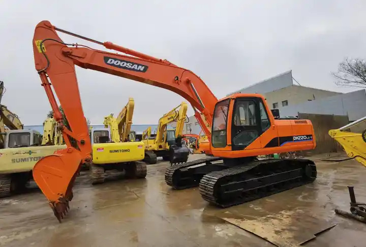 حفارات زحافة Used Doosan DH220-7 excavator on sale with manual engine made in Korea: صور 6 حفارات زحافة Used Doosan DH220-7 excavator on sale with manual engine made in Korea: صور 6