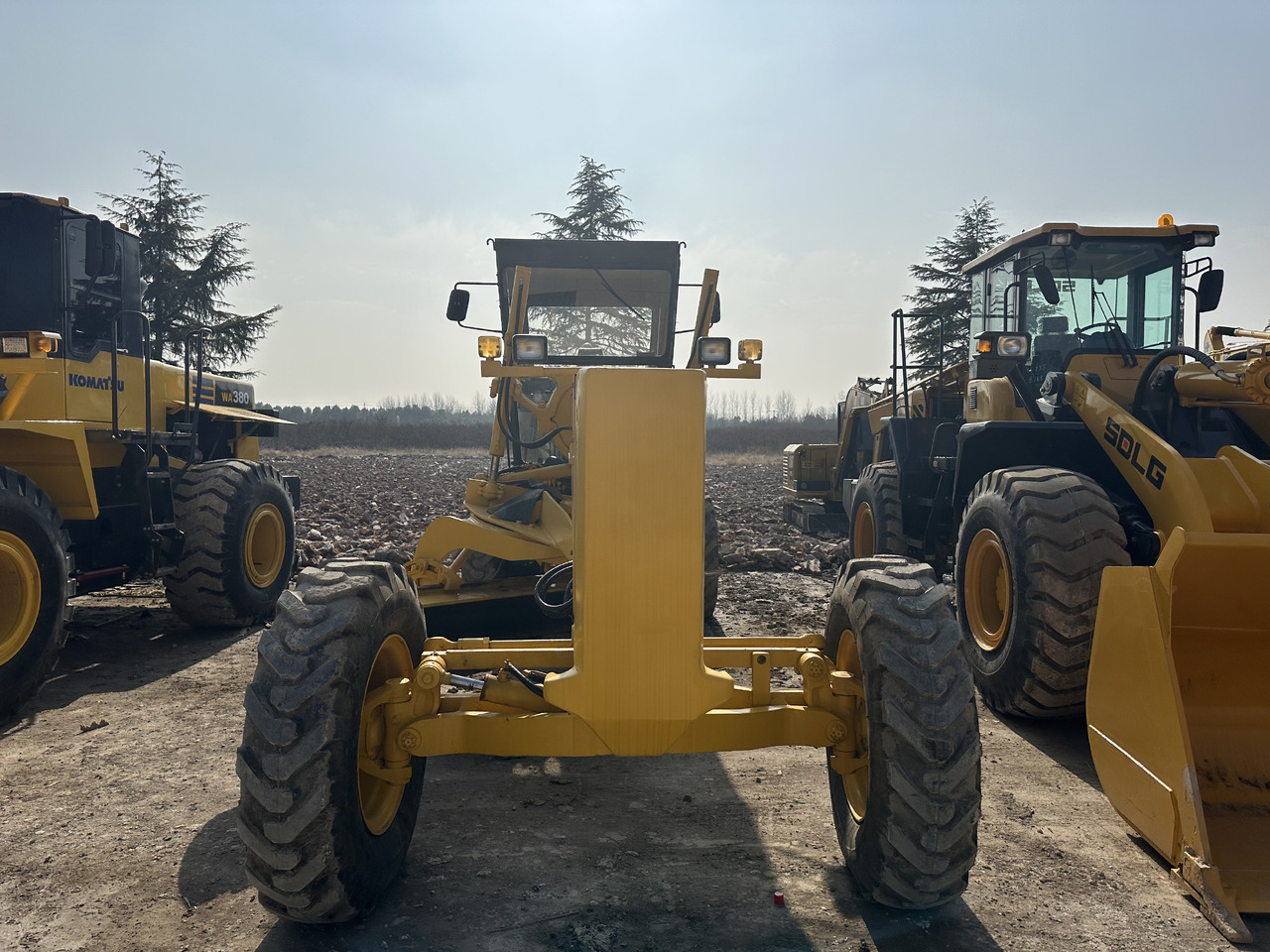 KOMATSU GD655 - آلة تسوية الأرض: صور 1 KOMATSU GD655 - آلة تسوية الأرض: صور 1
