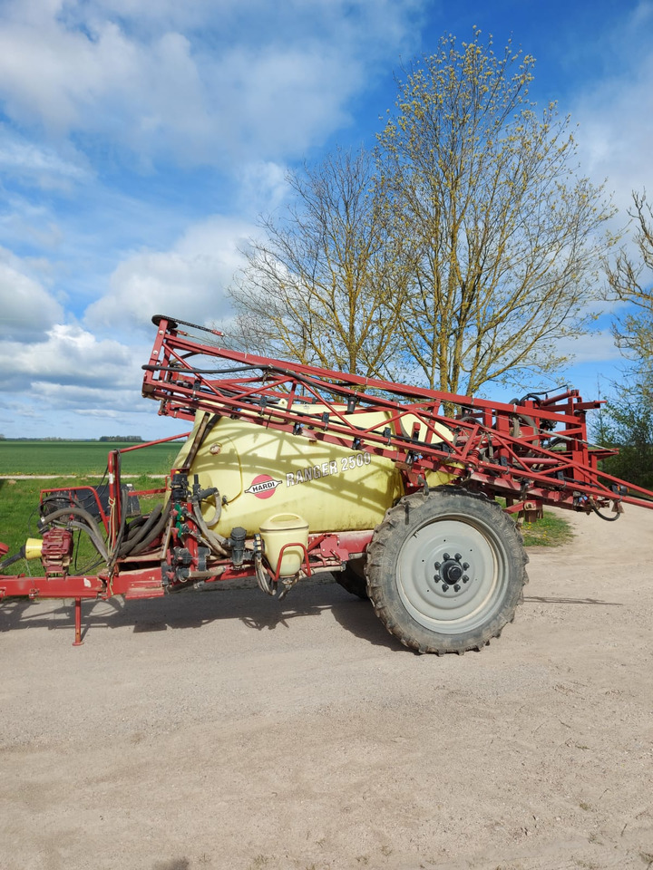 HARDI Ranger 2500 - آلة الرش المقطورة: صور 1 HARDI Ranger 2500 - آلة الرش المقطورة: صور 1
