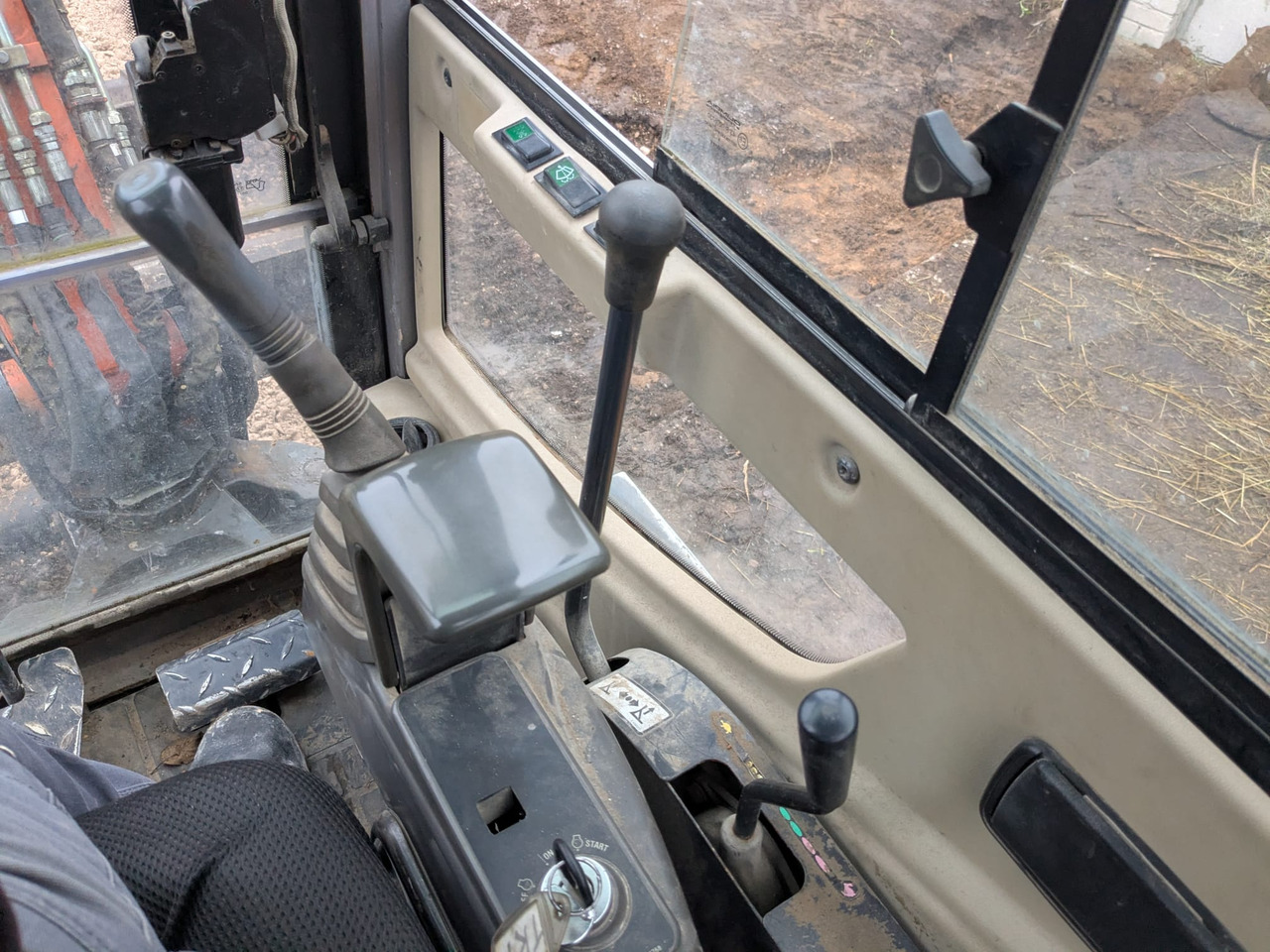 HITACHI ZX25 CLR - حفارة مصغرة: صور 5 HITACHI ZX25 CLR - حفارة مصغرة: صور 5