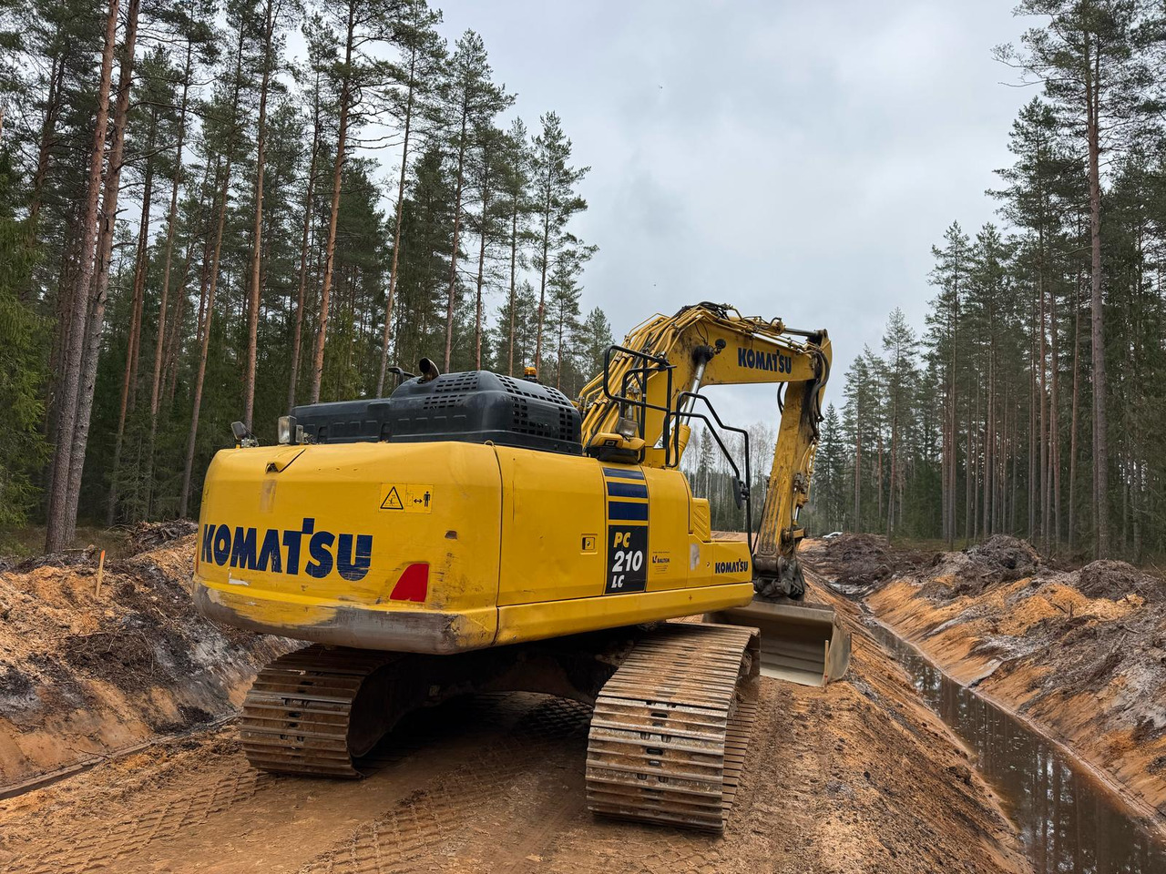 KOMATSU PC210LC-11 - حفارات زحافة: صور 2 KOMATSU PC210LC-11 - حفارات زحافة: صور 2