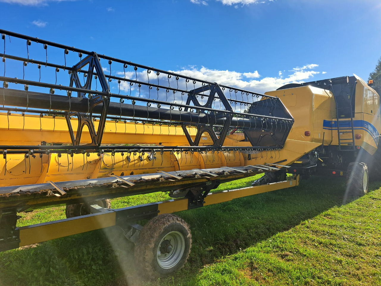 NEW HOLLAND TC 5.90 - حصادة شاملة: صور 3 NEW HOLLAND TC 5.90 - حصادة شاملة: صور 3