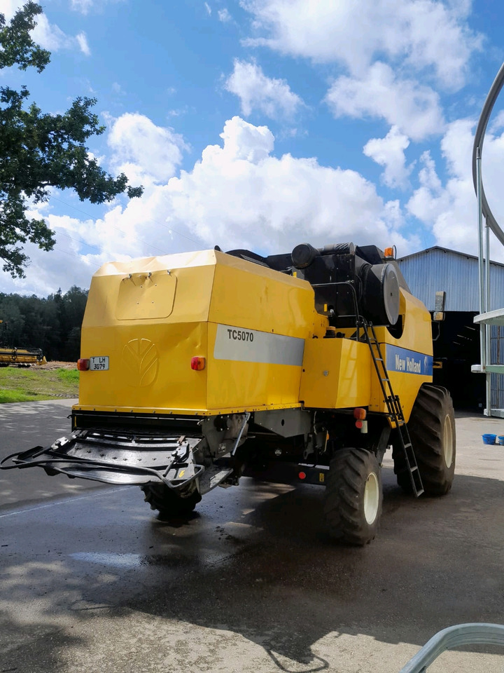 New Holland TC5070 - حصادة شاملة: صور 4 New Holland TC5070 - حصادة شاملة: صور 4
