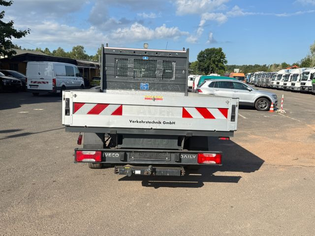 Iveco Daily 35 S 12 - الشاحنات الصغيرة المسطحة: صور 4 Iveco Daily 35 S 12 - الشاحنات الصغيرة المسطحة: صور 4