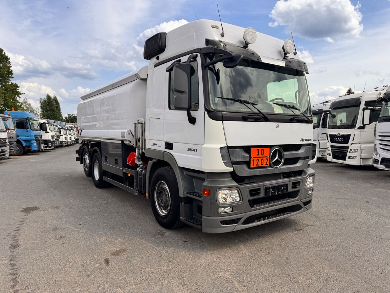 Mercedes-Benz Actros 2541 Tankwagen - شاحنة صهريج: صور 2 Mercedes-Benz Actros 2541 Tankwagen - شاحنة صهريج: صور 2