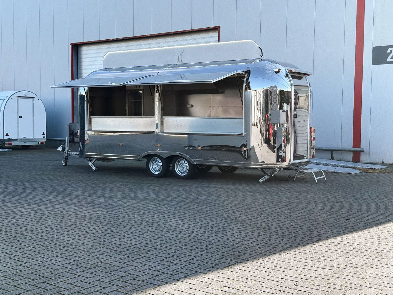 Esselmann Delistar Foodtruck 6000 ähn. Airstream - عربة الطعام: صور 2 Esselmann Delistar Foodtruck 6000 ähn. Airstream - عربة الطعام: صور 2