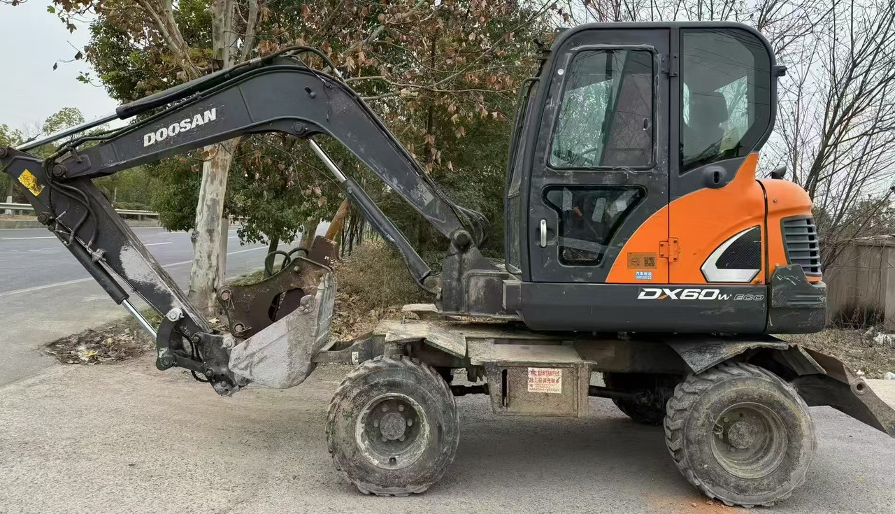 Doosan DX60 - حفارة على عجلات: صور 4 Doosan DX60 - حفارة على عجلات: صور 4
