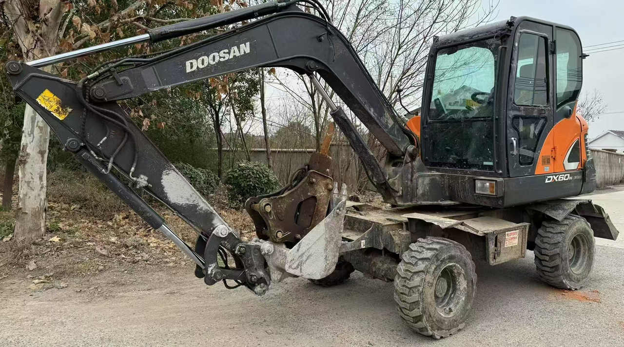 Doosan DX60 - حفارة على عجلات: صور 1 Doosan DX60 - حفارة على عجلات: صور 1