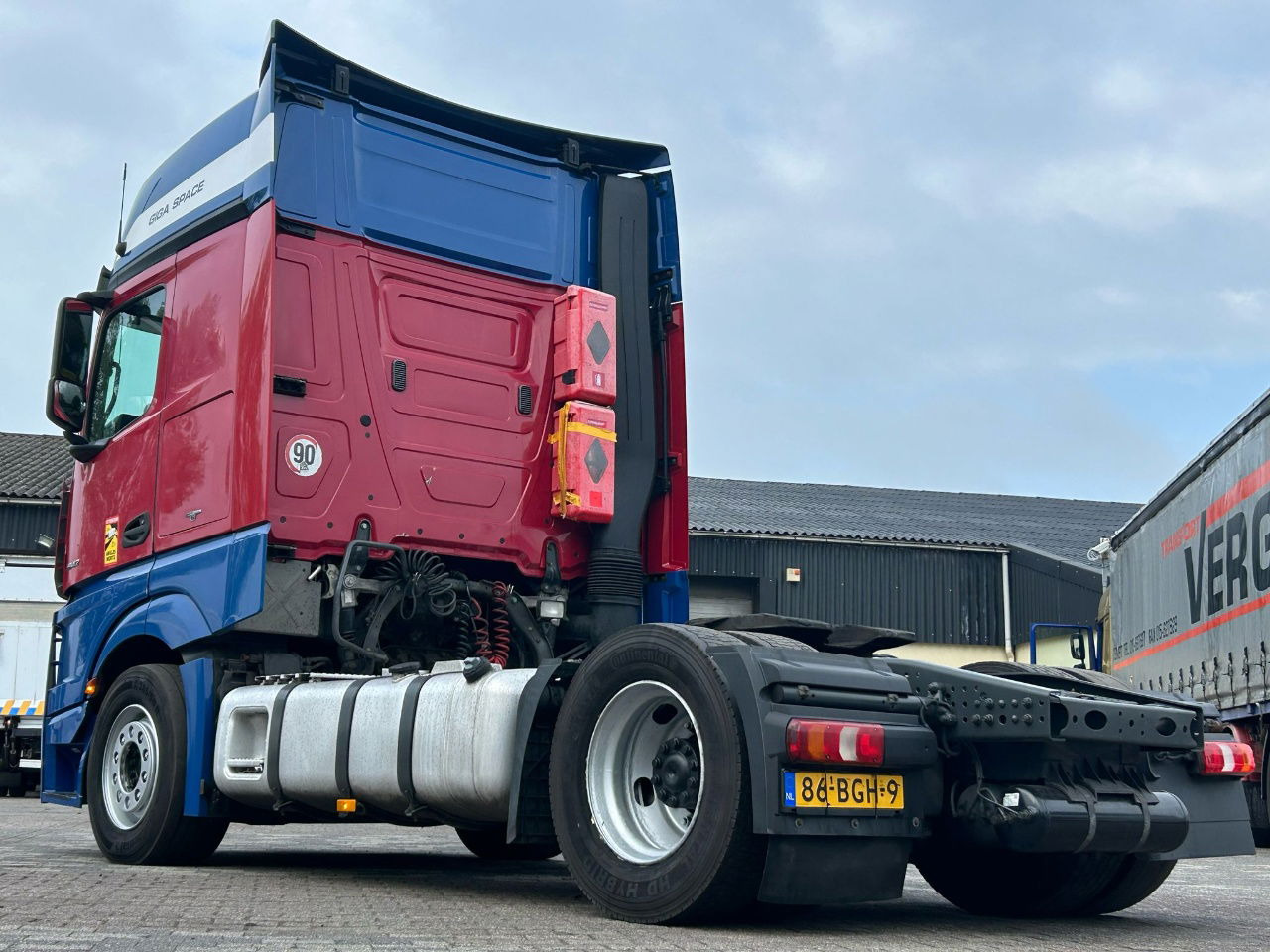 Mercedes-Benz Actros Euro 6 / BJ. 2015 / APK - شاحنة جرار: صور 5 Mercedes-Benz Actros Euro 6 / BJ. 2015 / APK - شاحنة جرار: صور 5