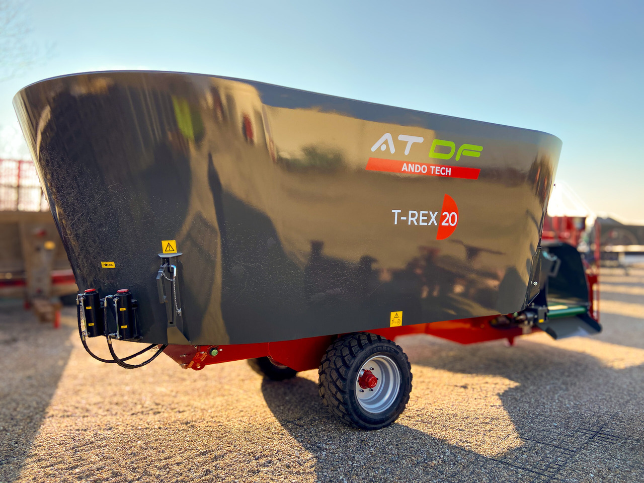 Ando Tech Futtermischwagen / Feed mixer / Melangeuse / Carro di alimentazione / Remolque alimentador / Кормораздатчик / Wóz paszowy T-REX 24 m3 - آلة خلط وتوزيع الأعلاف: صور 1 Ando Tech Futtermischwagen / Feed mixer / Melangeuse / Carro di alimentazione / Remolque alimentador / Кормораздатчик / Wóz paszowy T-REX 24 m3 - آلة خلط وتوزيع الأعلاف: صور 1