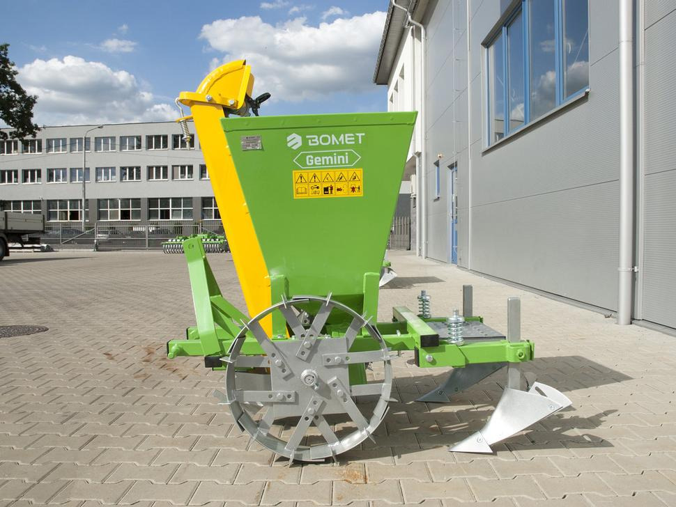 Bomet Kartoffelpflanzmaschine / Potato planter / Planteuse de pomme de terre / Piantapatate / Sadzarka ziemniaków - آلة زراعة البطاطس: صور 3 Bomet Kartoffelpflanzmaschine / Potato planter / Planteuse de pomme de terre / Piantapatate / Sadzarka ziemniaków - آلة زراعة البطاطس: صور 3
