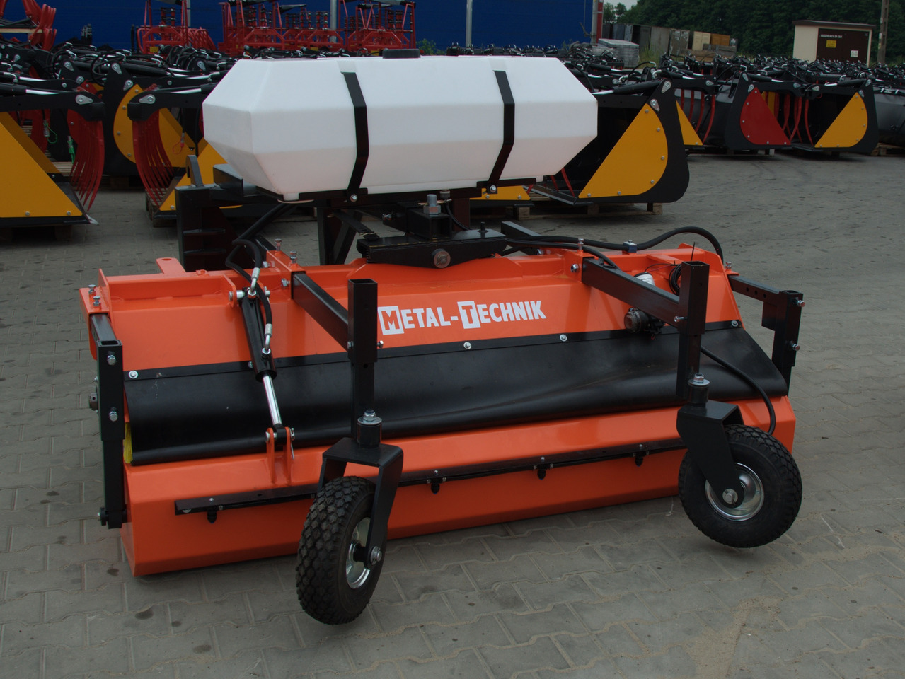 METAL-TECHNIK Kehrmaschine / Sweeper / Balayeuse / Spazzolatrice / Подметательно-уборочная машина / Zamiatarka 2 m - مكنسة - لوادر وحفارات أمامية: صور 1 METAL-TECHNIK Kehrmaschine / Sweeper / Balayeuse / Spazzolatrice / Подметательно-уборочная машина / Zamiatarka 2 m - مكنسة - لوادر وحفارات أمامية: صور 1